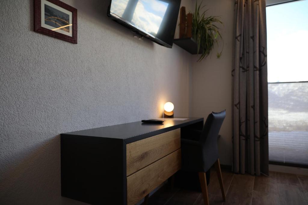 TV a/nebo společenská místnost v ubytování Gschwendtalm Tirol - Luxus-Apartment für Ihre Auszeit