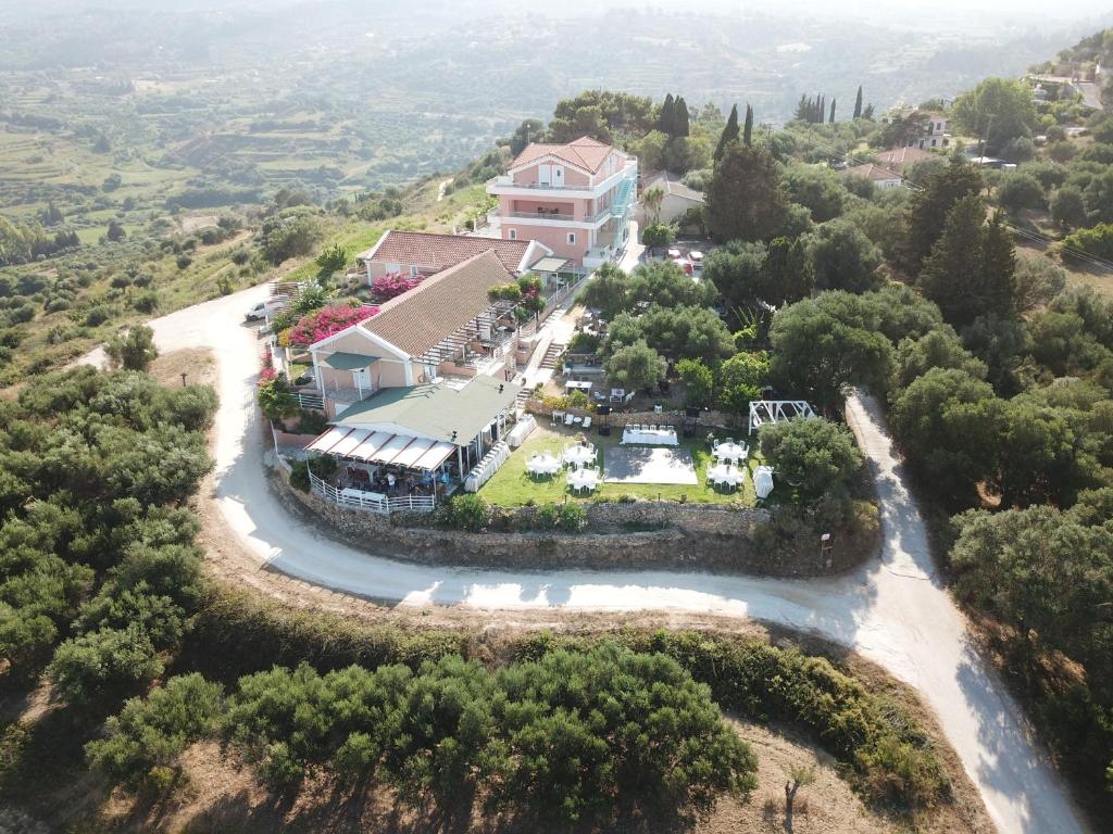 uma vista aérea de uma casa numa colina em Forestata Village em Lixouri