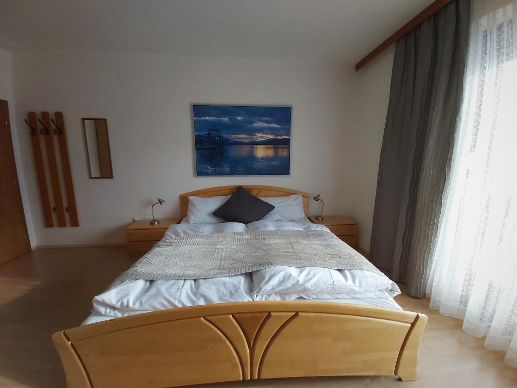 Postel nebo postele na pokoji v ubytování B&B Pension Karlsdorfer Hof