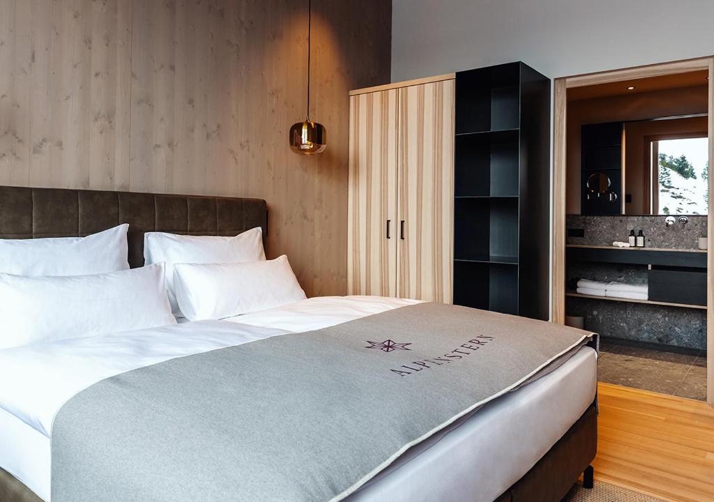 Postel nebo postele na pokoji v ubytování Alpenstern Genießerhotel