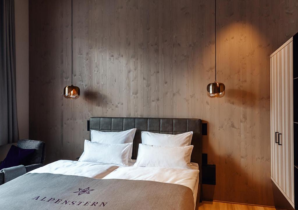 Postel nebo postele na pokoji v ubytování Alpenstern Genießerhotel