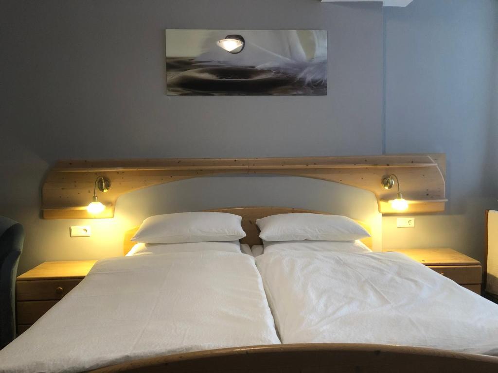 Postel nebo postele na pokoji v ubytování Hotel Hellweger