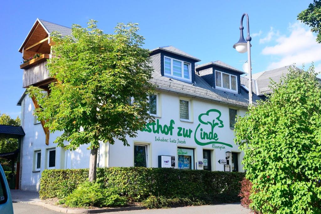 a white building with a sign that reads shut up lives at Gasthof zur Linde in Pausa