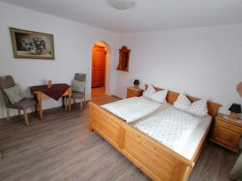 Postel nebo postele na pokoji v ubytování Gästehaus Pöppl