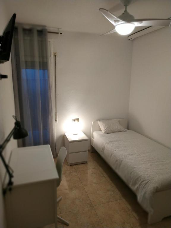 Postel nebo postele na pokoji v ubytování RMM27 - Piso en zona tranquila de Tortosa