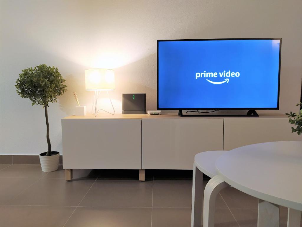 Una televisión o centro de entretenimiento en Apartamento Bahía Levante Águilas
