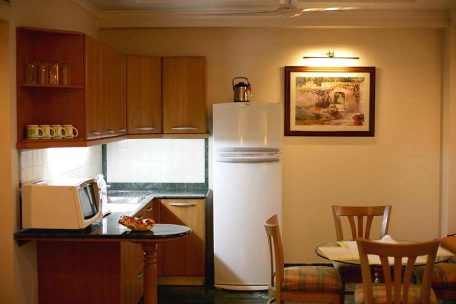 Kuchyň nebo kuchyňský kout v ubytování Savoy Suites Noida