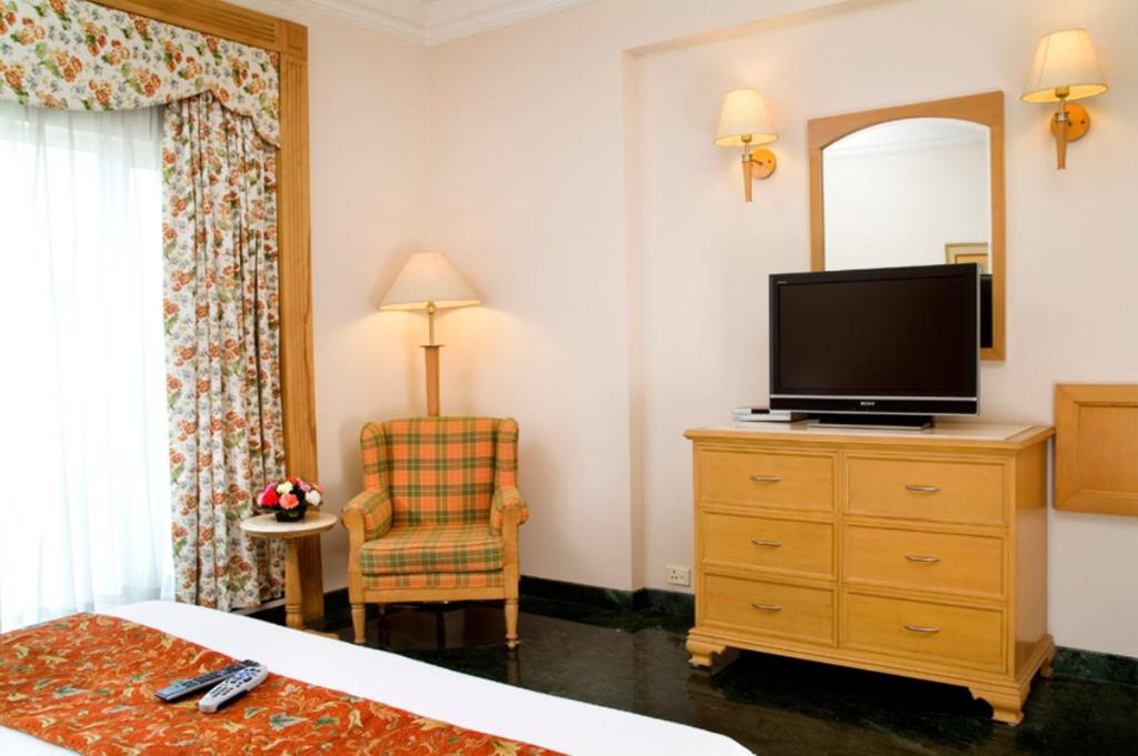 TV a/nebo společenská místnost v ubytování Savoy Suites Noida