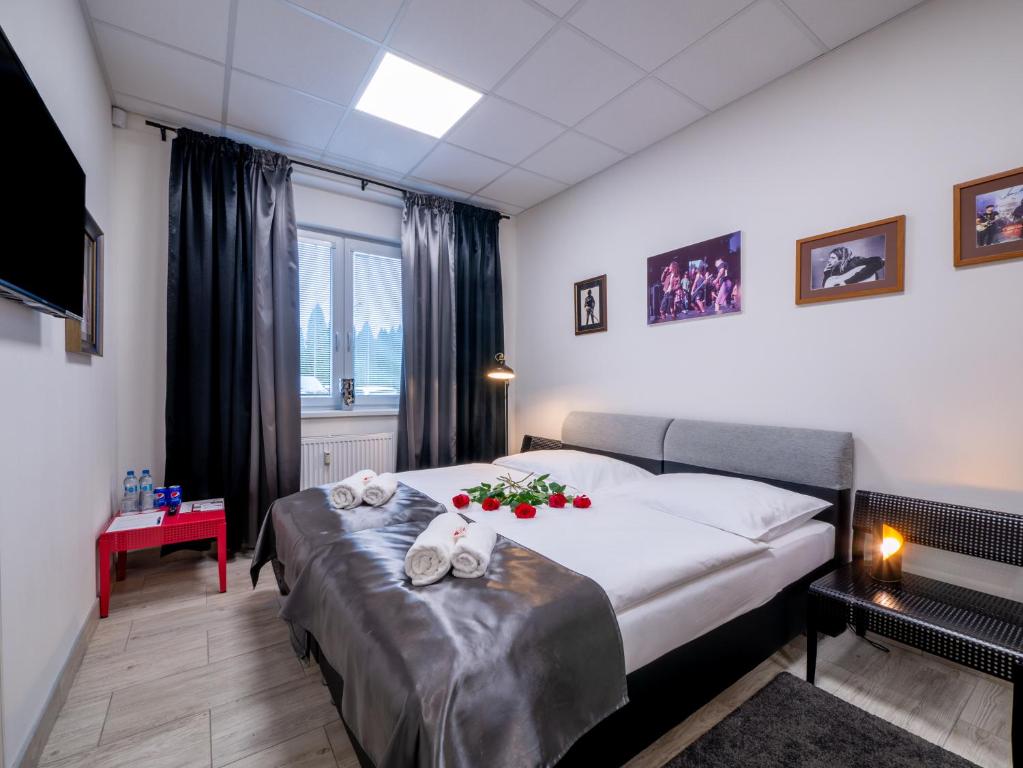 ein Hotelzimmer mit einem Bett mit Blumen darauf in der Unterkunft Apartmany Style in Prešov