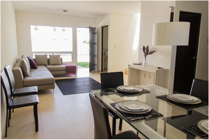 a kitchen and living room with a table and chairs at Redwood Villas Zona Industrial San Luis Potosi in San Luis Potosí