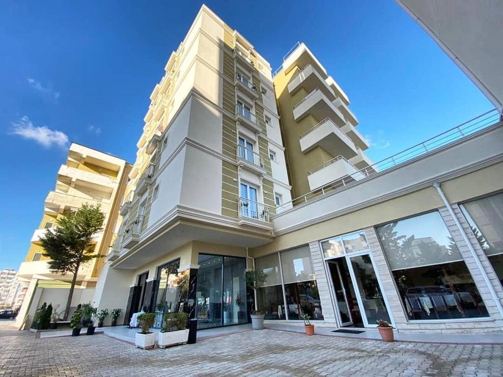 ein großes Gebäude mit vielen Fenstern in der Unterkunft Hotel Edart in Durrës