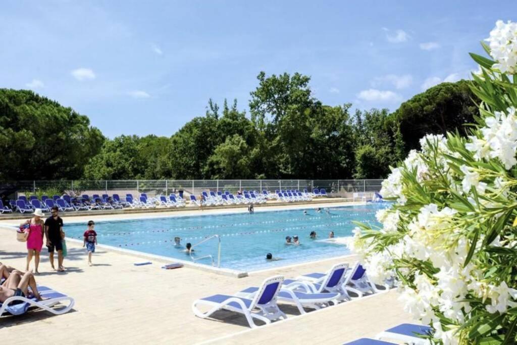 Bazén v ubytování Châlet dans parc de loisirs 5 étoiles nebo v jeho okolí