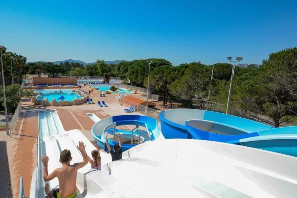 Bazén v ubytování Châlet dans parc de loisirs 5 étoiles nebo v jeho okolí