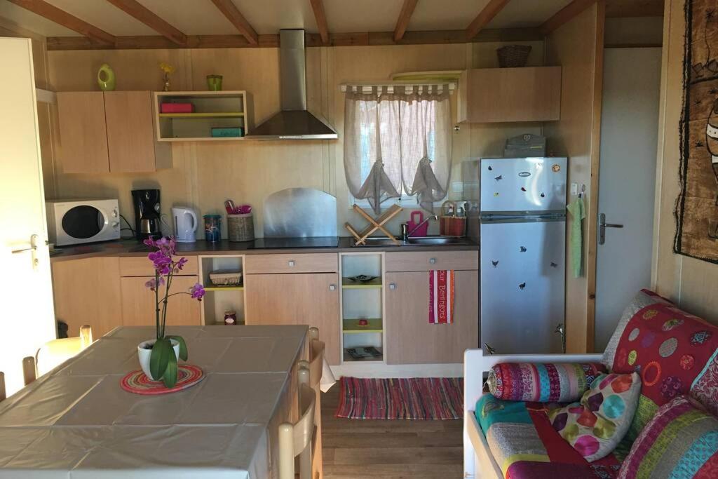 Kuchyň nebo kuchyňský kout v ubytování Châlet dans parc de loisirs 5 étoiles