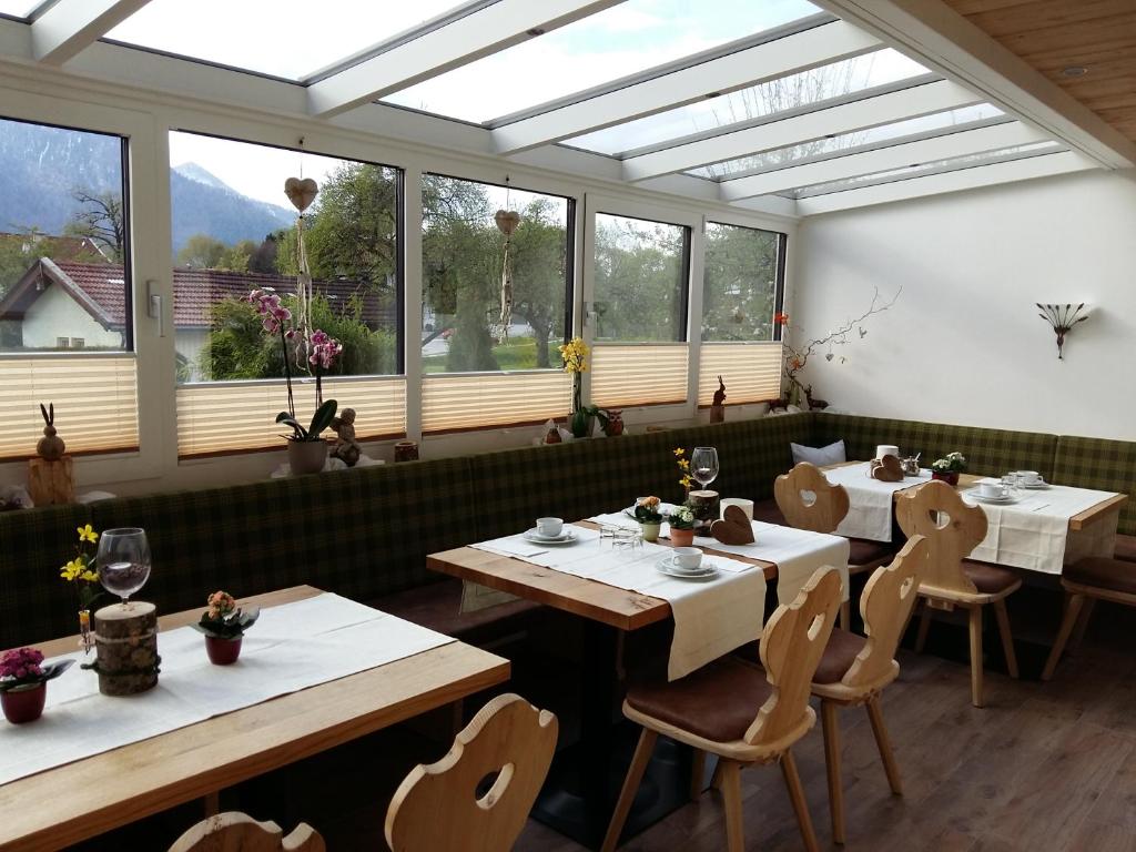 Restaurace v ubytování Gästehaus Pöppl