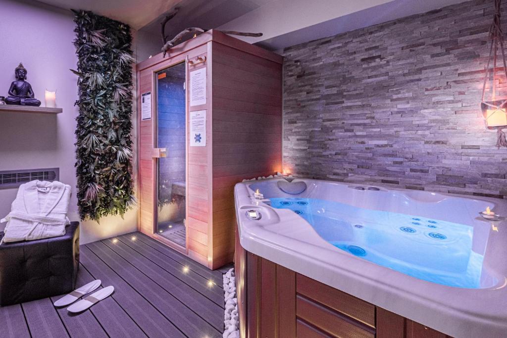 Love hôtel Suite Romantique Sauna et Jacuzzi , Narbonne, France - 59  Commentaires clients . Réservez votre hôtel dès maintenant ! - Booking.com