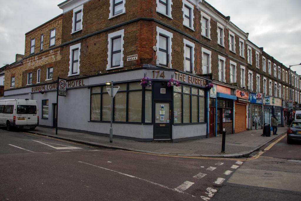 ein Gebäude an der Ecke einer Stadtstraße in der Unterkunft Burren London Hotel in London