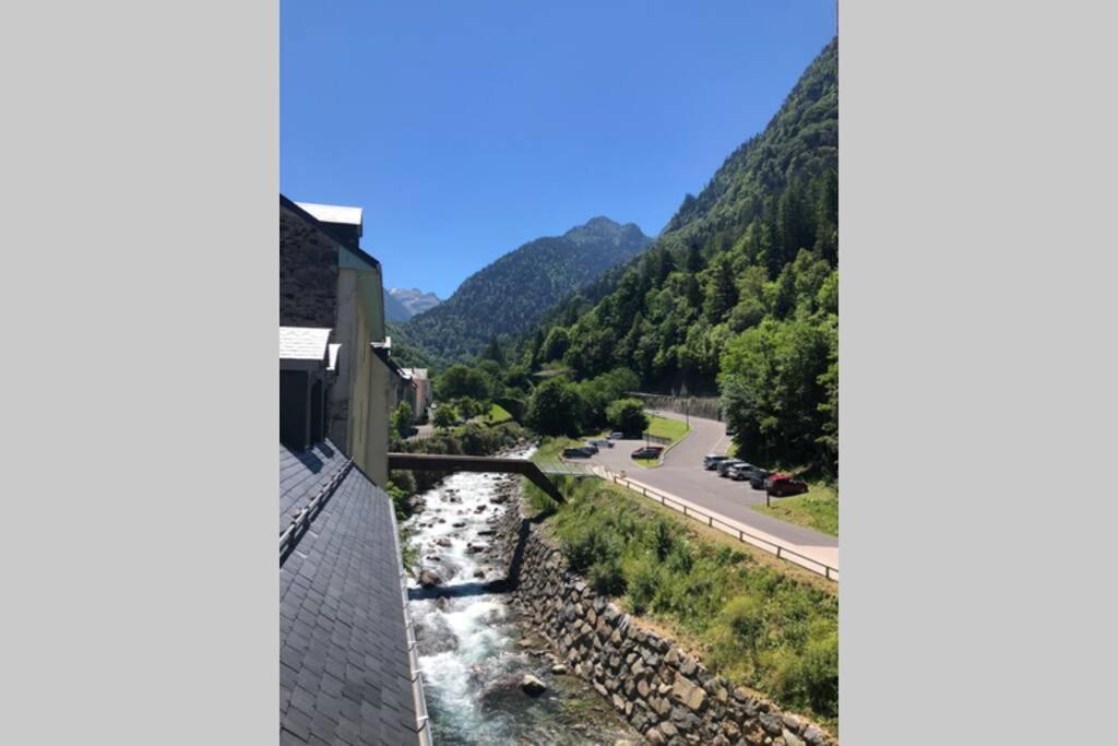 Vue aride d'une rivière avec montagnes en arrière-plan dans l'établissement Appartement T2 classé tout confort, Cauterets Centre, équipé pour bébé, et WIFI gratuite, à Cauterets