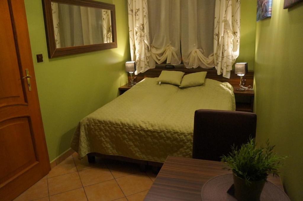 Postel nebo postele na pokoji v ubytování POKOJE GOŚCINNE ATOL