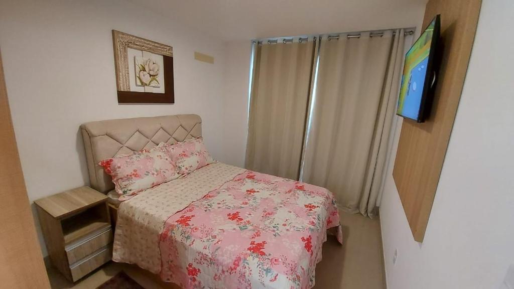 Säng eller sängar i ett rum på Praia do Morro - Guarapari - Apto 2 Quartos com Internet - Piscina - Ar Split - Edifício Gil Nogueira