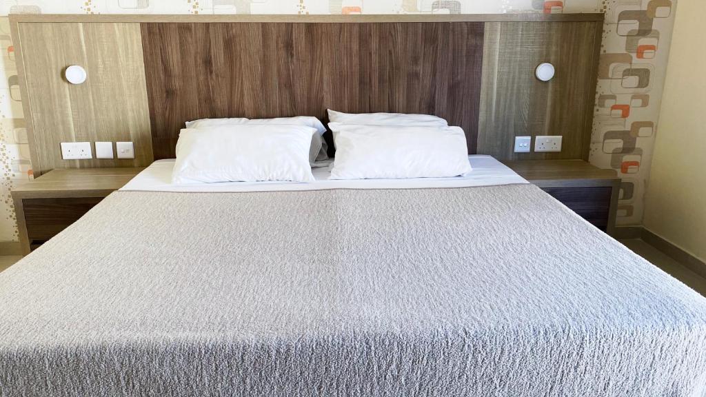 格齊拉的住宿－Cast Apartments，床上有2个白色枕头
