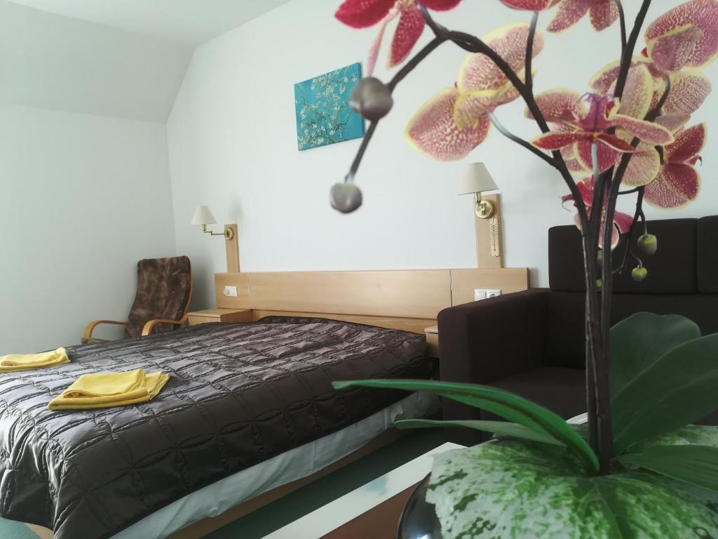 Postel nebo postele na pokoji v ubytování Borisz Apartman Zalakaros