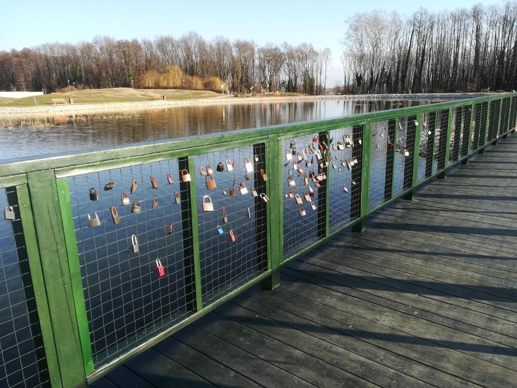 Widok na rzekę nieopodal tego aparthotelu