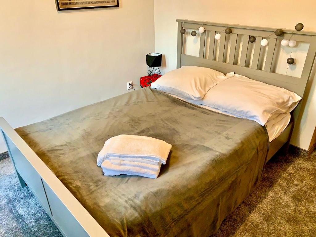 Posteľ alebo postele v izbe v ubytovaní APARTAMENT GIMNAZJALNA 8a (Maria Mąka)
