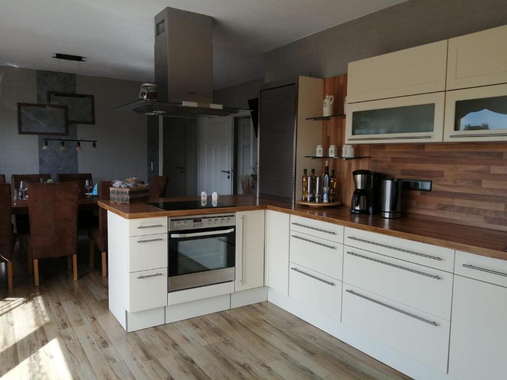 Kuchyň nebo kuchyňský kout v ubytování Ferienwohnung Zeit für uns