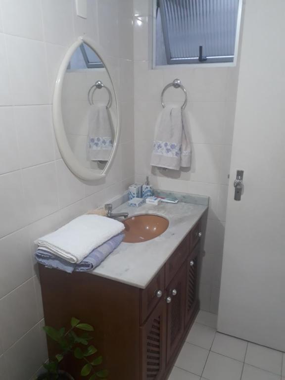  Quarto para moça em apto amplo e arejado