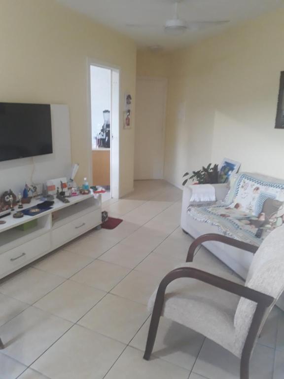  Quarto para moça em apto amplo e arejado