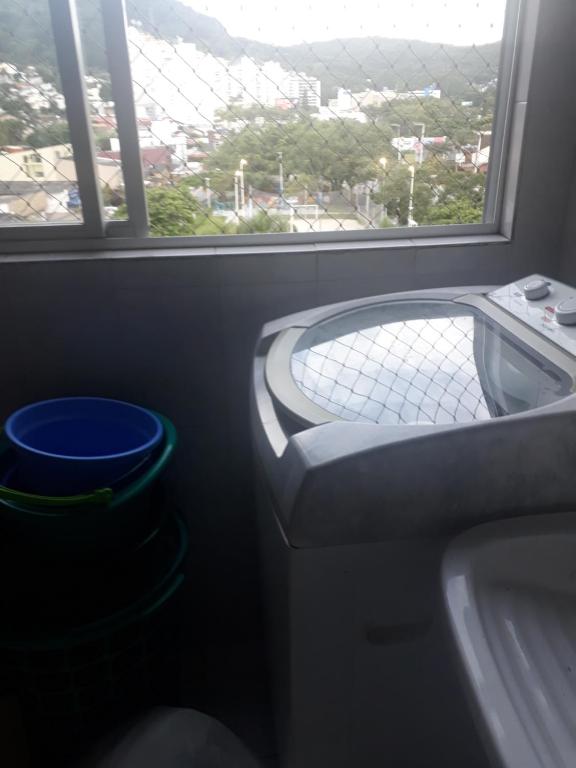  Quarto para moça em apto amplo e arejado