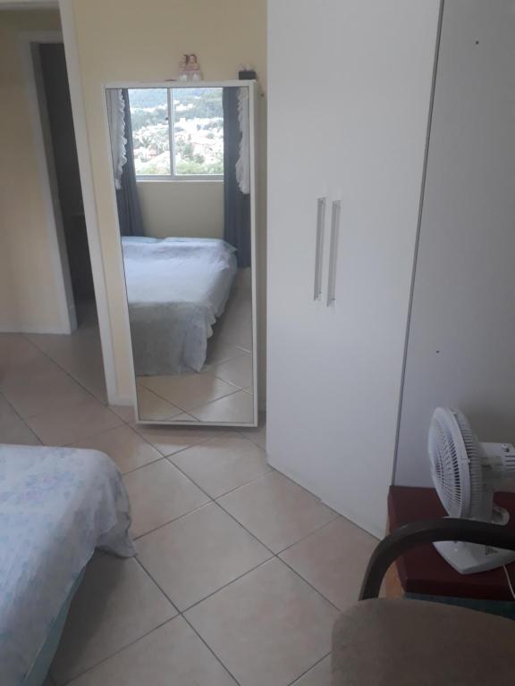  Quarto para moça em apto amplo e arejado