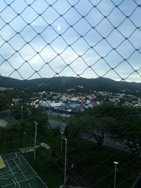  Quarto para moça em apto amplo e arejado