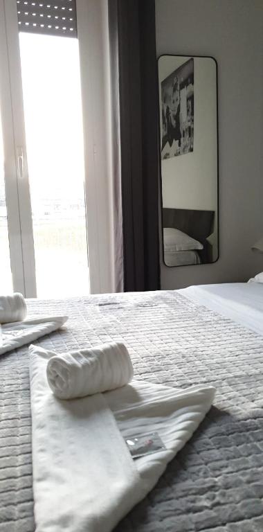 Łóżko lub łóżka w pokoju w obiekcie UN PASSO DAL MARE bed&breakfast San Salvo Marina