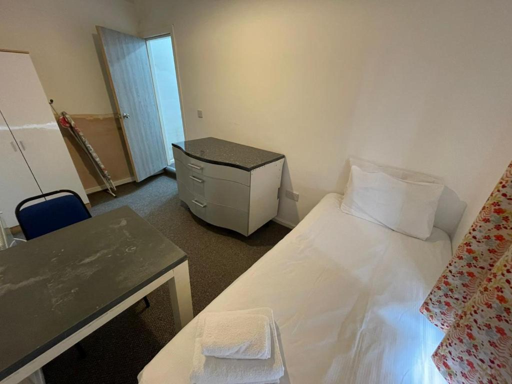 Quiet Private Room Close To Town Centre - FreeWIFI