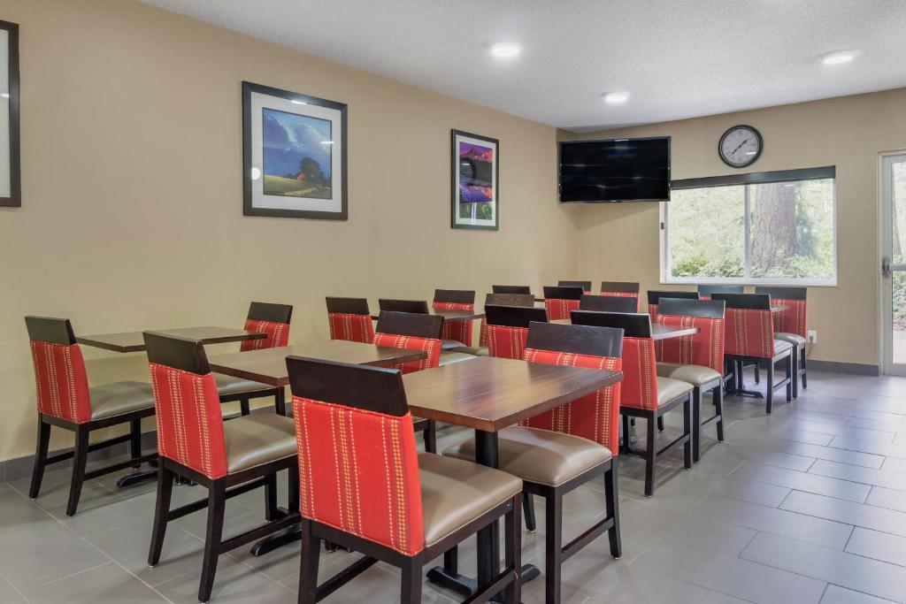 TV a/nebo společenská místnost v ubytování Comfort Inn & Suites Bothell - Seattle North