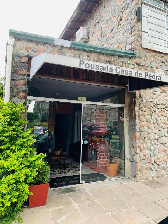 a store front with a sign that reads pussada casa caedia at Casa de Pedra Mineira in Canela