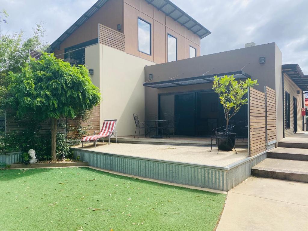 a house with a lawn in front of it at Adelphi#5 in Echuca