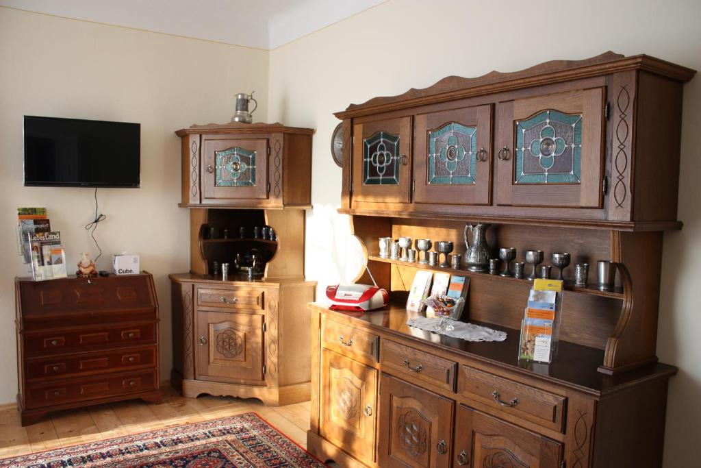a room with some wooden cabinets and a tv at Zantnhof in Röhrabrunn