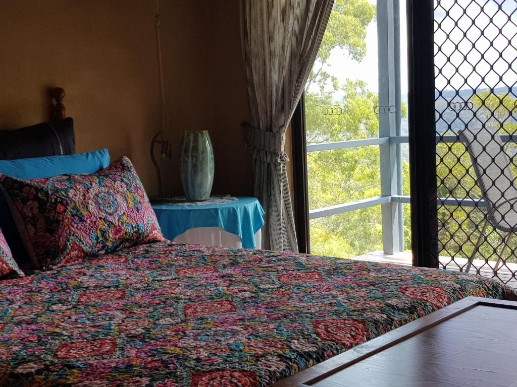 Postel nebo postele na pokoji v ubytování Mapleton Peaceful Provence BnB