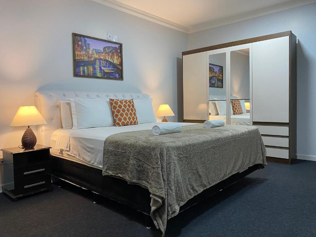 Postel nebo postele na pokoji v ubytování Quarto Luxo Silver