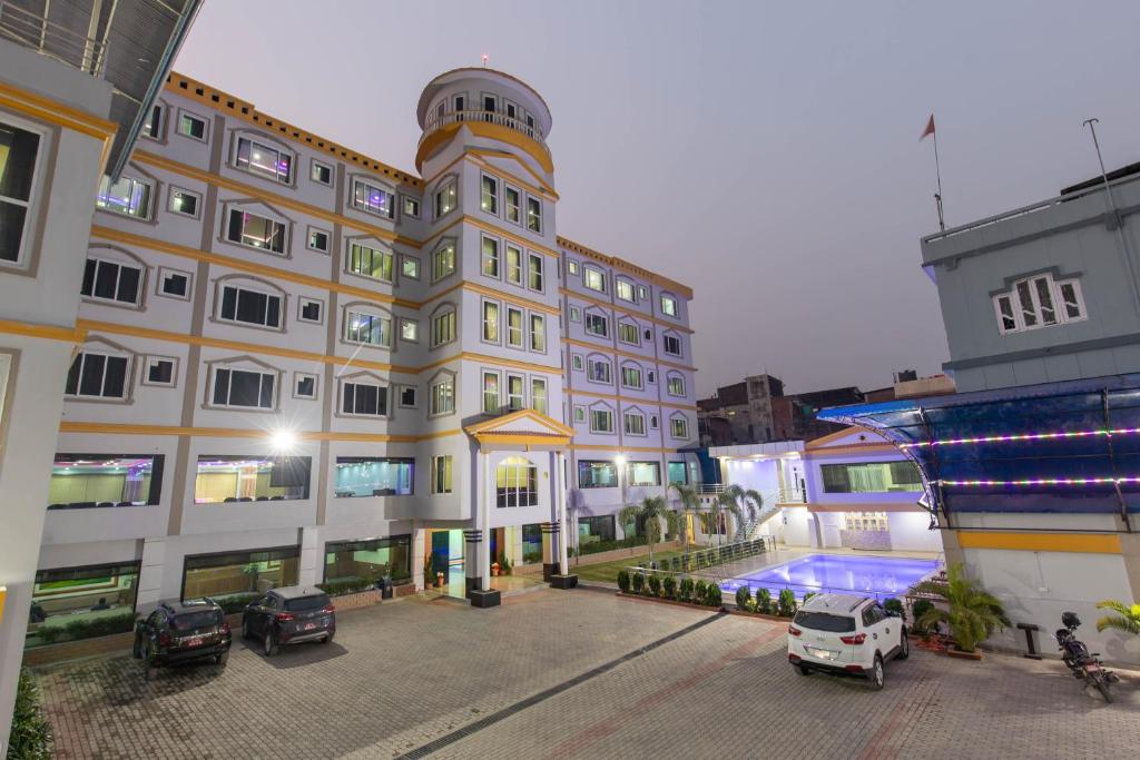 un grande edificio con macchine parcheggiate di fronte di Siddhartha Hotel Grand City a Birtamod