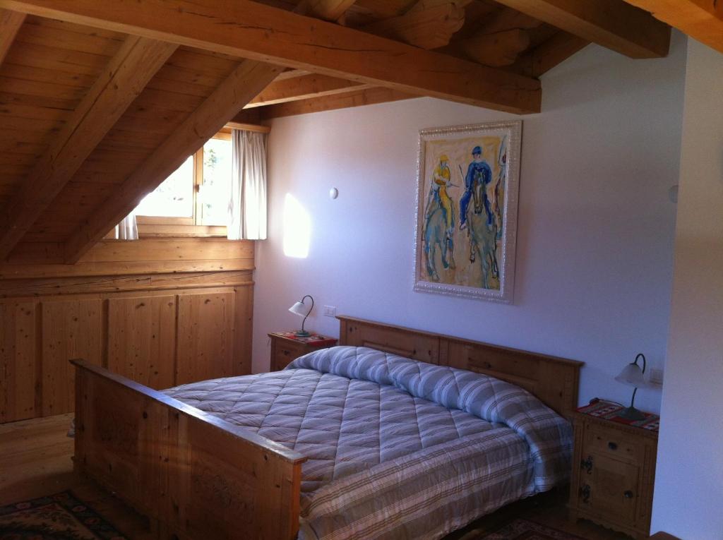 Rúm í herbergi á Chesa il Rifugio