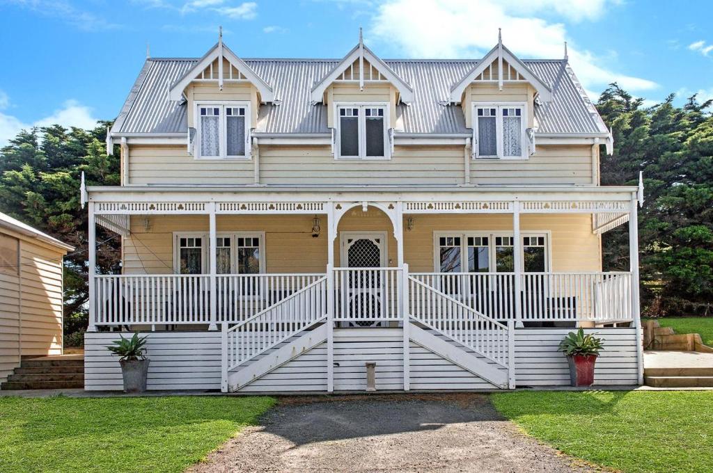 Casa blanca grande con porche en Dunes - Elegant Beach Villa with huge heated swim spa, en Port Fairy