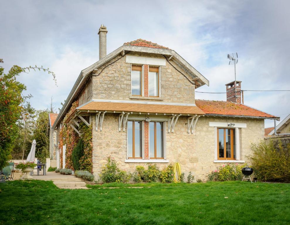 Brimont的住宿－La Ferme de Wary，一座带草地庭院的古老石头房子