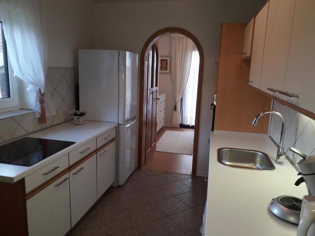 Kuchnia lub aneks kuchenny w obiekcie Ferienhaus Weingarten Eisenberg