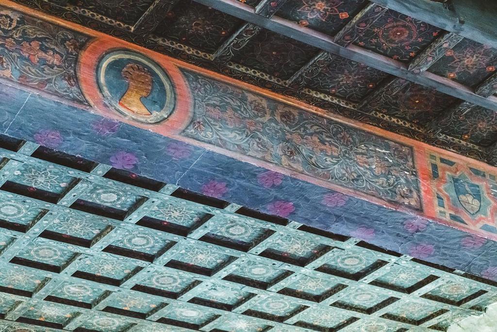 un plafond avec une peinture d'une femme sur celui-ci dans l'établissement Ca' Amadi, à Venise