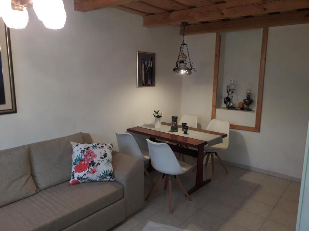salon z kanapą i stołem jadalnym w obiekcie Ferienhaus Weingarten Eisenberg w mieście Vaskeresztes