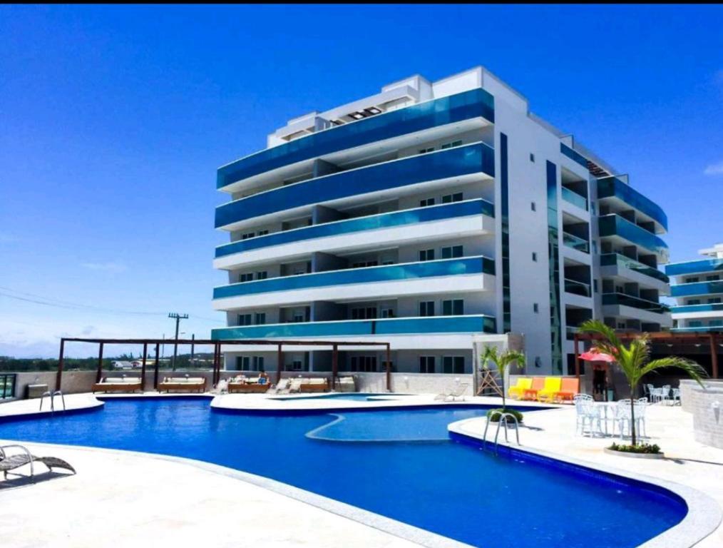 un hotel con piscina di fronte a un edificio di Arraial do Cabo. Conforto, Piscina, Vista Mar. ad Arraial do Cabo
